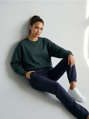 Dresowe spodnie jogger z napisem MICHIGAN - granatowy. Niebieskie spodnie dresowe damskie Sinsay, l, bez wzorów, z dresówki. Za 29.99 zł.