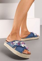 Niebieskie Klapki na Platformie w Stylu Boho z Aplikacjami i Plecionką Rissona. Niebieskie klapki damskie Renee, z aplikacjami, z jeansu, boho, bez obcasa, na platformie. Za 59.99 zł.