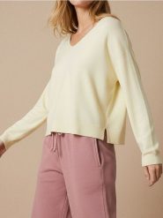 Luźny sweter z wiskozą - kremowy. Białe swetry damskie Sinsay, l, bez wzorów, z wiskozy, bez kołnierzyka, bez ramiączek, bez kaptura. Za 39.99 zł.