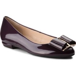 Baleriny HÖGL - 6-101085 Darkplum 8100. Czerwone półbuty damskie HÖGL, bez wzorów, z lakierowanej skóry, klasyczne, bez obcasa, bez zapięcia. W wyprzedaży za 379.00 zł.