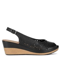 Sandały Lasocki. Czarne sandały damskie Lasocki, bez wzorów, bez obcasa, na koturnie, bez zapięcia. Za 159.99 zł.