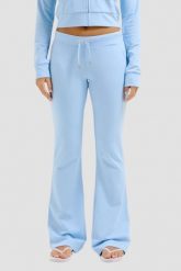 JUICY COUTURE Błękitne damskie spodnie dresowe Single Jersey Apollo Low Rise. Niebieskie spodnie dresowe damskie Juicy Couture, s, bez wzorów, z dresówki. W wyprzedaży za 255.99 zł.