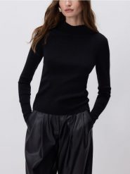 Sweter z dodatkiem wełny - czarny. Czarne swetry damskie Reserved, l, bez wzorów, z dzianiny, bez kołnierzyka, bez ramiączek, bez kaptura. Za 159.99 zł.