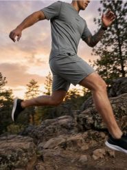 Sportowa koszulka regular fit z napisem - szary. Szare koszulki sportowe męskie Sinsay, l, bez wzorów, bez kołnierzyka, bez ramiączek. Za 29.99 zł.