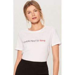 Koszulka z hasłem - Biały. T-shirty damskie marki Mohito. Za 39.99 zł.