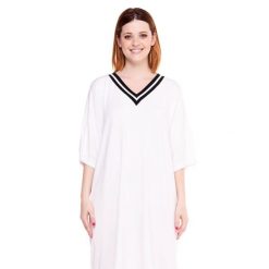 Czarno-biała sukienka damska o swobodnym kroju. Białe sukienki damskie LEONE 1947 APPAREL, l, bez wzorów, z dresówki, sportowe, bez kołnierzyka, bez ramiączek, dopasowane. W wyprzedaży za 154.80 zł.