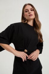 Bawełniana bluzka z ozdobnym guzikiem czarna. Czarne bluzki damskie MOODO, l, bez wzorów, z bawełny, bez kołnierzyka, bez ramiączek. Za 69.99 zł.