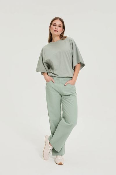 Jeansy z szerokimi nogawkami oliwkowe. Zielone jeansy damskie MOODO. Za 129.99 zł.