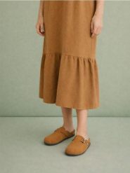 Klapki z klamrą z imitacją zamszu - brązowy. Brązowe klapki damskie Sinsay, bez wzorów, bez obcasa. Za 49.99 zł.