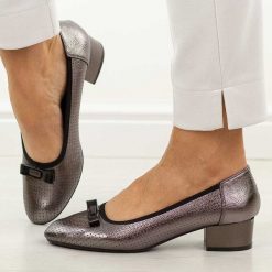 Srebrne ażurowe czółenka damskie na obcasie M.Daszyński Sa200-17. Szare czółenka damskie M.Daszyński, z aplikacjami, z materiału, eleganckie, bez obcasa, na obcasie, bez zapięcia. Za 179.00 zł.