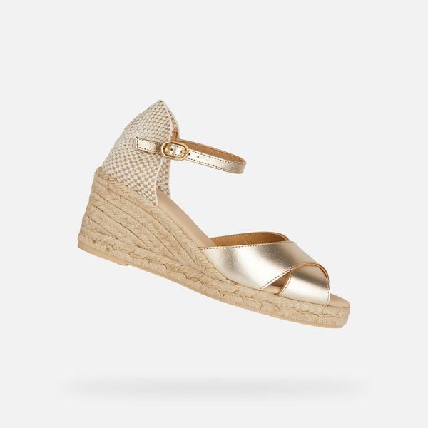 Sandały GEOX D GELSA LOW Złoty. Żółte sandały damskie Geox, bez wzorów, ze skóry, bez obcasa, bez zapięcia. Za 399.99 zł.