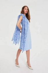 Szal z frędzlami błękitny. Niebieskie szaliki i chusty damskie MOODO, bez wzorów, z poliesteru. Za 49.99 zł.