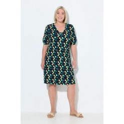 Damskie Sukienka plażowa kropki ozdobne tasiemki dekolt w serek rękaw 1/2. Czarne sukienki damskie Ulla Popken, na plażę, plus size, bez wzorów, z elastanu, sportowe, bez kołnierzyka, plus size, bez ramiączek, sportowe. W wyprzedaży za 191.99 zł.