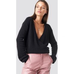 NA-KD Trend Sweter z kopertowym dekoltem - Black. Czarne swetry damskie NA-KD Trend, z kopertowym dekoltem. Za 121.95 zł.