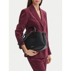 Torebka GINO ROSSI. Czarne torebki do ręki damskie Gino Rossi, bez wzorów, klasyczne, bez dodatków. Za 199.99 zł.