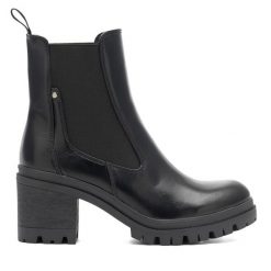 Botki Clara Barson. Czarne botki damskie Clara Barson, bez obcasa, na słupku, bez zapięcia. Za 159.99 zł.