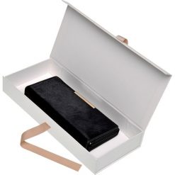 SKÓRZANY PORTFEL Z WŁOSIEM. Czarne portfele damskie TOP SECRET, bez wzorów. W wyprzedaży za 39.99 zł.