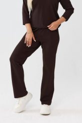 Czekoladowe spodnie Florina - prosta nogawka i kieszenie po bokach PLUS SIZE XXL OVERSIZE JESIEŃ. Brązowe spodnie materiałowe damskie Moda Size Plus Iwanek, plus size, bez wzorów, z nylonu. Za 189.90 zł.