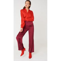 NA-KD Szerokie spodnie z satyny z wysokim stanem - Red,Purple. Spodnie materiałowe damskie marki NA-KD. W wyprzedaży za 48.78 zł.