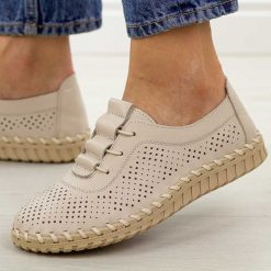 Beżowe ażurowane skórzane półbuty damskie T.Sokolski w26-47. Brązowe półbuty damskie Sokolski, na jesień, bez wzorów, z jeansu, klasyczne, bez obcasa, na płaskiej podeszwie, bez zapięcia. Za 259.00 zł.