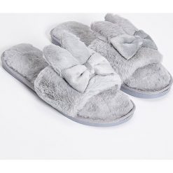 Puszyste klapki - Jasny szar. Klapki damskie Sinsay. Za 39.99 zł.