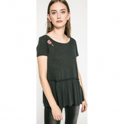 Answear - Top Blossom Mood. Szare topy damskie ANSWEAR, z poliesteru, z okrągłym kołnierzem, z krótkim rękawem. W wyprzedaży za 39.90 zł.