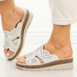 Białe skórzane klapki damskie na koturnie S.Barski 5915. Białe klapki damskie S.BARSKI, bez wzorów, z jeansu, casualowe, bez obcasa, na koturnie. Za 239.00 zł.