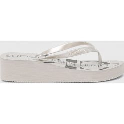 Calvin Klein Jeans - Japonki. Szare klapki damskie Calvin Klein Jeans, bez wzorów, z jeansu, bez obcasa, na koturnie. W wyprzedaży za 139.90 zł.