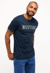 MĘSKA KOSZULKA MUSTANG T-shirt LOGO NADRUK Austin Carbon 1014695 4135. Koszulki polo męskie Mustang, m, bez wzorów, bez ramiączek. Za 89.99 zł.
