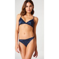 NA-KD Lingerie Satynowe stringi - Blue. Stringi damskie marki bonprix. W wyprzedaży za 29.18 zł.