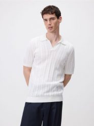 Bawełniany sweter polo - biały. Białe swetry przez głowę męskie Reserved, l, bez wzorów, z bawełny, bez kołnierzyka. W wyprzedaży za 69.99 zł.