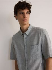 Koszula regular z lnem - jasnozielony. Zielone koszule męskie Reserved, l, bez wzorów, z bawełny, bez kołnierzyka, bez ramiączek. W wyprzedaży za 69.99 zł.