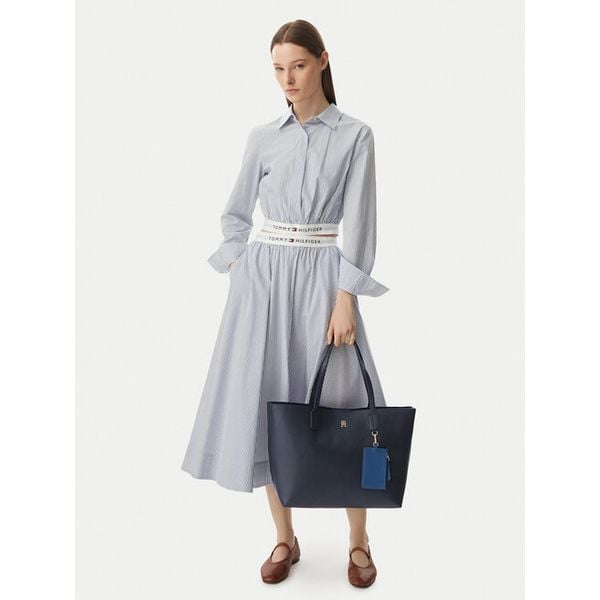 Torebka Tommy Hilfiger. Niebieskie torebki do ręki damskie Tommy Hilfiger, bez wzorów, bez dodatków. Za 649.99 zł.