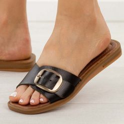 Czarne skórzane klapki damskie Cambell 64307. Czarne klapki damskie POTOCKI, bez wzorów, ze skóry, eleganckie, bez obcasa, na płaskiej podeszwie. Za 199.00 zł.