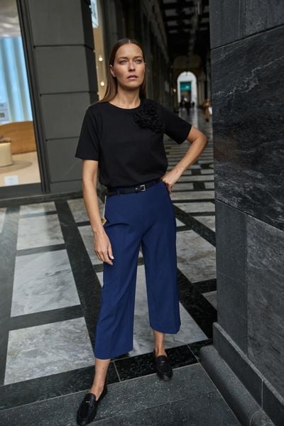 Spodnie z paskiem granatowe. Spodnie materiałowe damskie MOODO, l, bez wzorów, z elastanu. Za 139.99 zł.