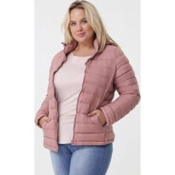 Różowa Kurtka Hey There. Czerwone kurtki damskie Born2be, na jesień, xl, bez wzorów, z nylonu, bez kaptura. Za 149.99 zł.