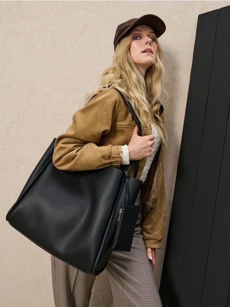 Torba na ramię z imitacji skóry z portfelem i kosmetyczką - czarny. Czarne torby na ramię damskie Sinsay, bez wzorów, ze skóry, bez dodatków. Za 69.99 zł.