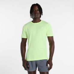 Koszulka męska New Balance MT61O0U4AFG – zielona. Zielone koszulki sportowe męskie New Balance, m, bez wzorów, z materiału, bez kołnierzyka, bez ramiączek, do biegania. Za 129.99 zł.