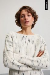 Sweter z delikatnym wzorem biały. Białe swetry damskie MOODO, l, bez wzorów, z elastanu, bez kołnierzyka, bez ramiączek, bez kaptura. Za 149.99 zł.