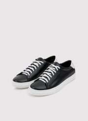 PAKO LORENTE – Skórzane czarne sneakersy męskie z białą wstawką. Białe buty sportowe męskie Pako Lorente, ze skóry, bez zapięcia. Za 279.99 zł.