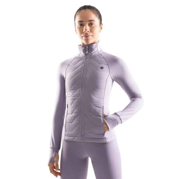 Damska lekka ocieplana kurtka treningowa Fitness Siroko Empower. Fioletowe kurtki damskie SIROKO, na zimę, xs, bez wzorów, z materiału, bez kaptura, na fitness i siłownię. W wyprzedaży za 190.00 zł.