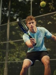4F Koszulka tenisowa regular szybkoschnąca męska - zielona L. Zielone koszulki sportowe męskie 4f, l, bez wzorów, bez kołnierzyka, bez ramiączek, na fitness i siłownię. Za 129.99 zł.