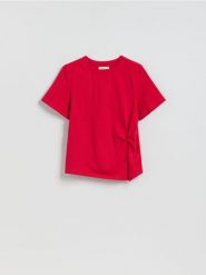 T-shirt z ozdobnym detalem - czerwony. Czerwone t-shirty damskie Reserved, l, bez wzorów, z bawełny, bez kołnierzyka. Za 69.99 zł.