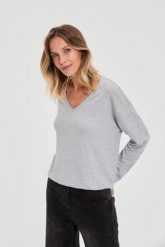 Sweter z dekoltem w serek szary. Szare swetry damskie MOODO, l, bez wzorów, z elastanu, bez kołnierzyka, bez ramiączek, bez kaptura. Za 59.99 zł.