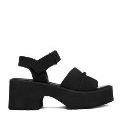 Sandały JENNY. Czarne sandały damskie Jenny, bez wzorów, bez obcasa, na słupku, bez zapięcia. Za 139.99 zł.