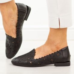 Czarne skórzane ażurowe półbuty damskie Filippo Dp7709/26. Czarne półbuty damskie Filippo, na lato, w ażurowe wzory, z jeansu, biznesowe, z okrągłym noskiem, bez obcasa, na płaskiej podeszwie, bez zapięcia. Za 219.00 zł.