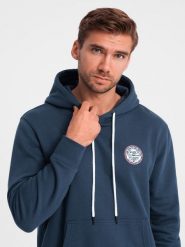 Męska dresowa bluza kangurka z kapturem i naszywką w stylu college – granatowa V2 OM-SSNZ-0144 - XXL. Niebieskie bluzy męskie Ombre Clothing, l, z aplikacjami, z bawełny, z kapturem. W wyprzedaży za 99.99 zł.