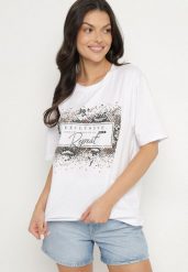 Biały Bawełniany T-shirt Ozdobiony Nadrukiem Nartzedi. Białe bluzki damskie Born2be, s, bez wzorów, z bawełny, bez kołnierzyka. Za 34.99 zł.