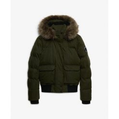 Damska kurtka puchowa Superdry Ella Everest. Zielone kurtki damskie Superdry., na zimę, bez wzorów, z puchu, bez kaptura. W wyprzedaży za 670.10 zł.