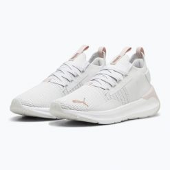 Buty do biegania damskie PUMA Softride Symmetry Fuzion Feather. Białe obuwie sportowe damskie Puma, bez wzorów, do biegania. Za 385.98 zł.
